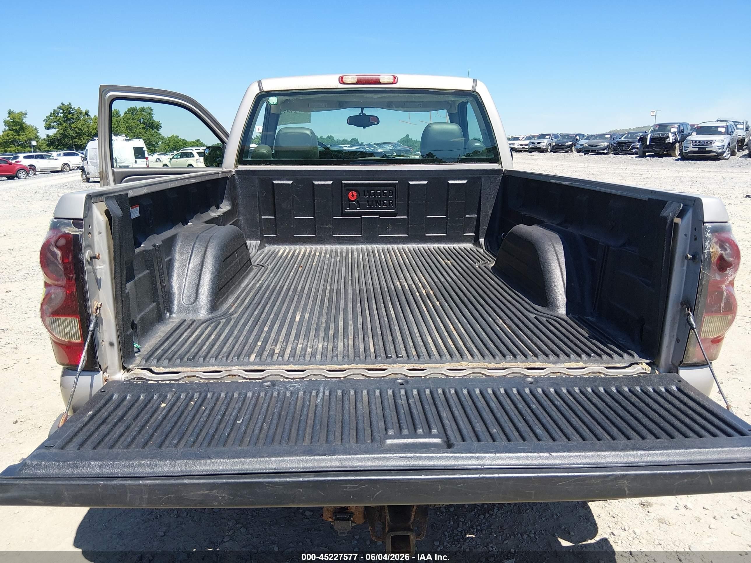 2005 Chevrolet Silverado 1500   Silver vin: 1GCEK14V45Z101377