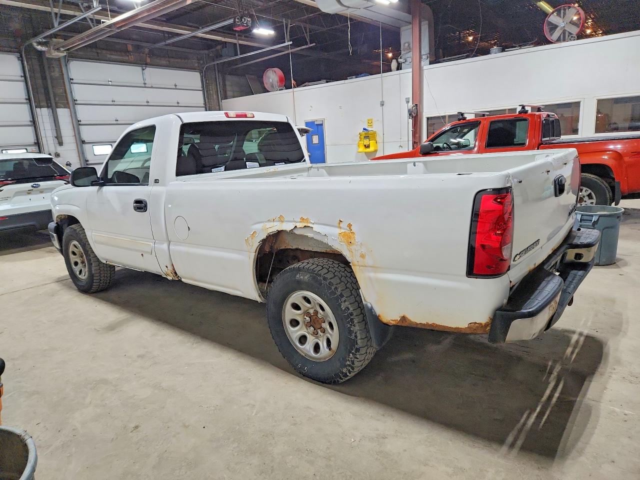 2005 Chevrolet Silverado K1500 White vin: 1GCEK14V45Z266233