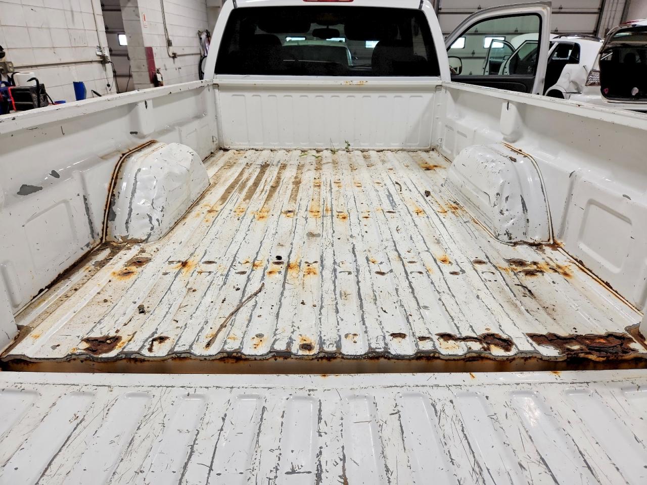 2005 Chevrolet Silverado K1500 White vin: 1GCEK14V45Z266233