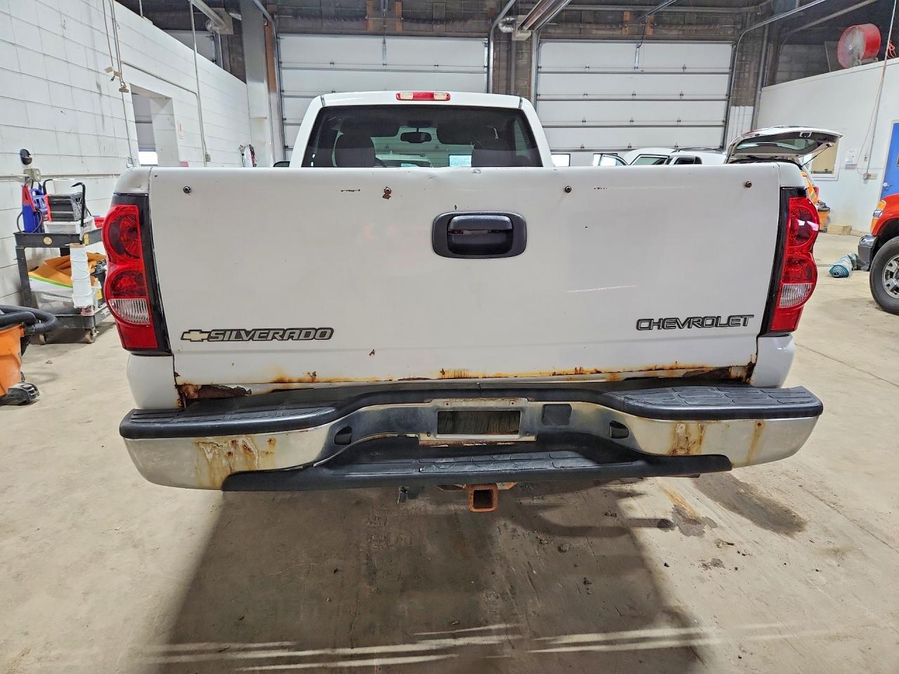 2005 Chevrolet Silverado K1500 White vin: 1GCEK14V45Z266233