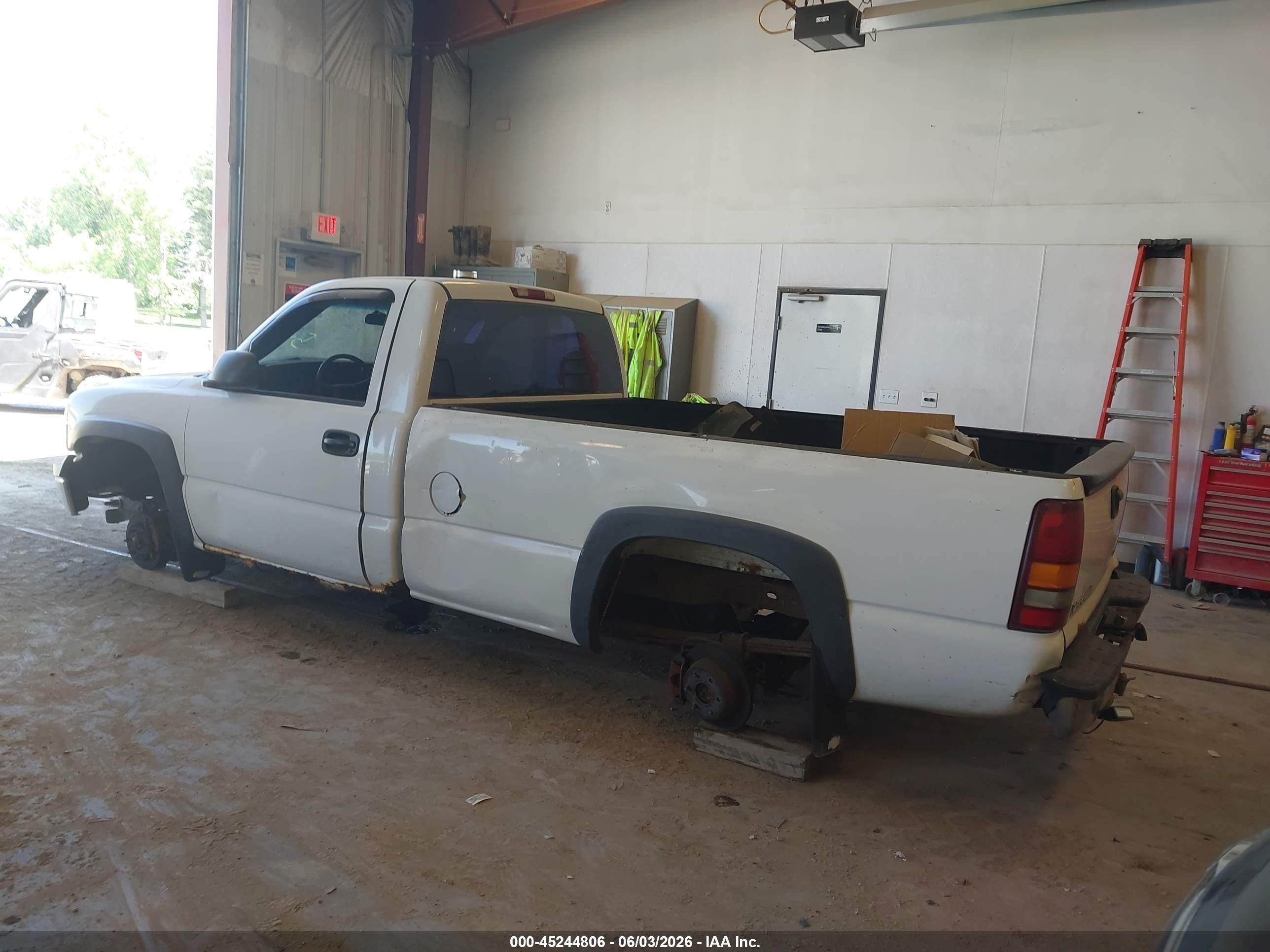 2000 Chevrolet Silverado 1500   White vin: 1GCEK14V4YE157377