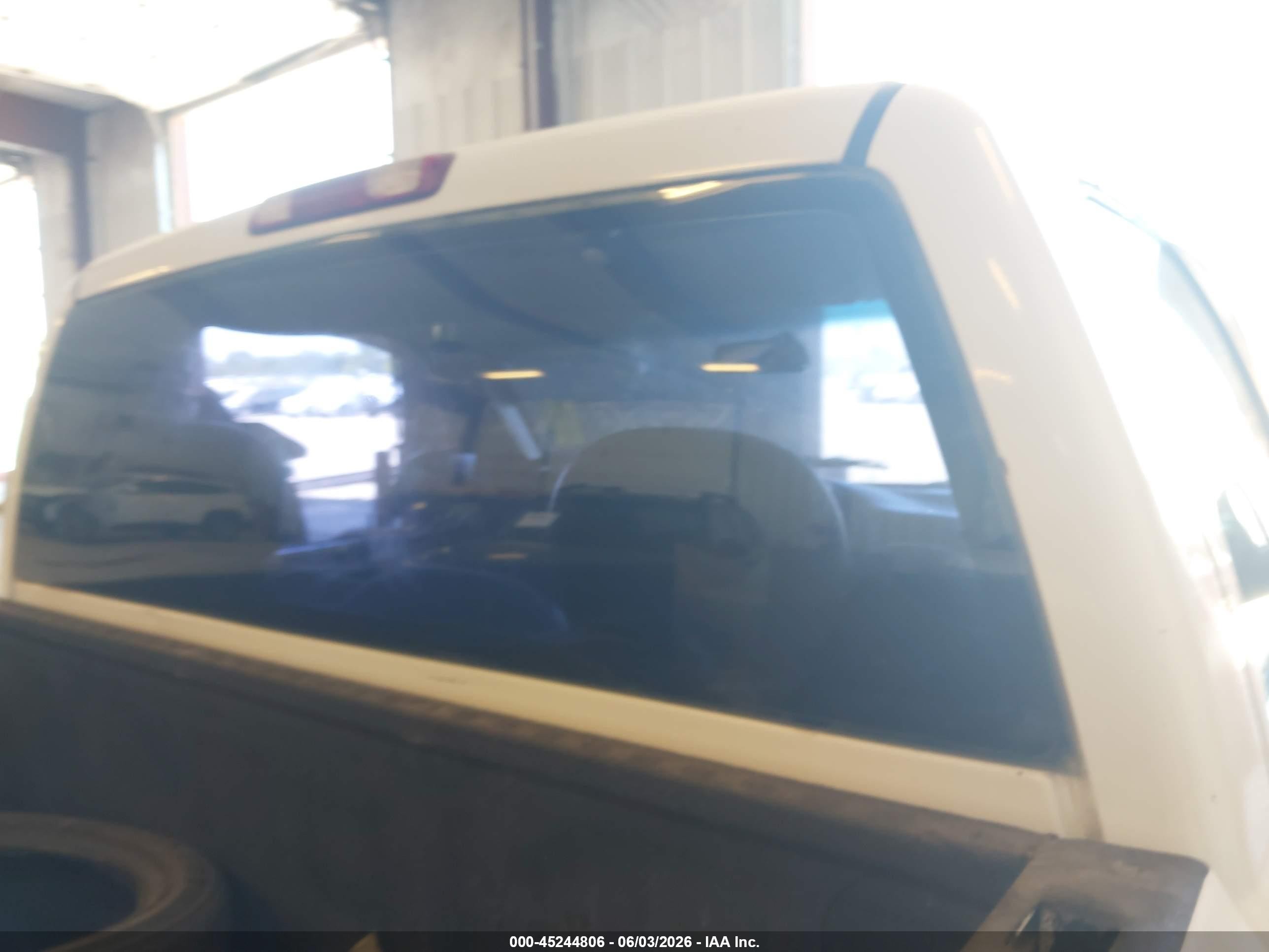 2000 Chevrolet Silverado 1500   White vin: 1GCEK14V4YE157377