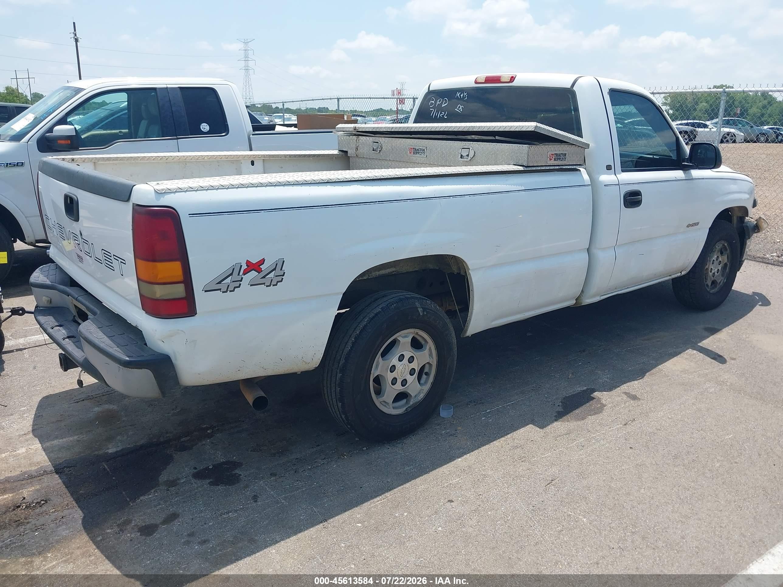 2001 Chevrolet Silverado 1500   White vin: 1GCEK14V61E248107