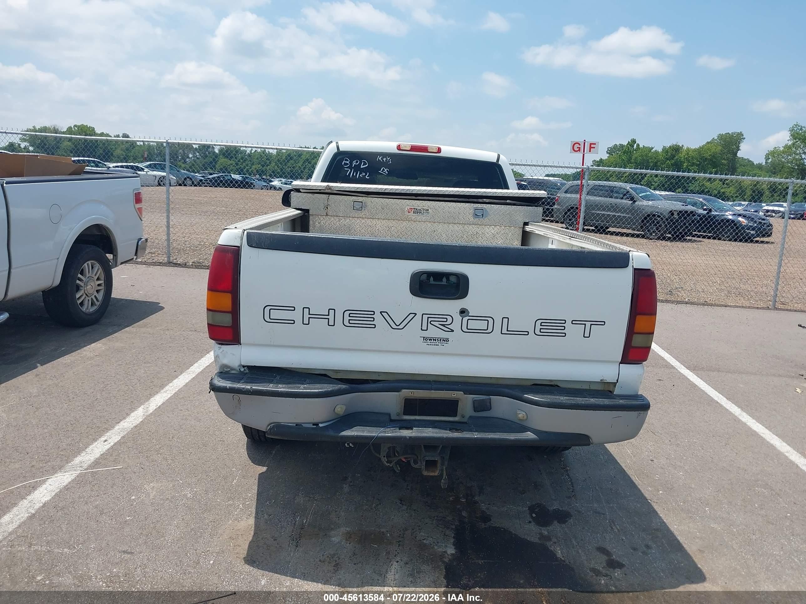 2001 Chevrolet Silverado 1500   White vin: 1GCEK14V61E248107