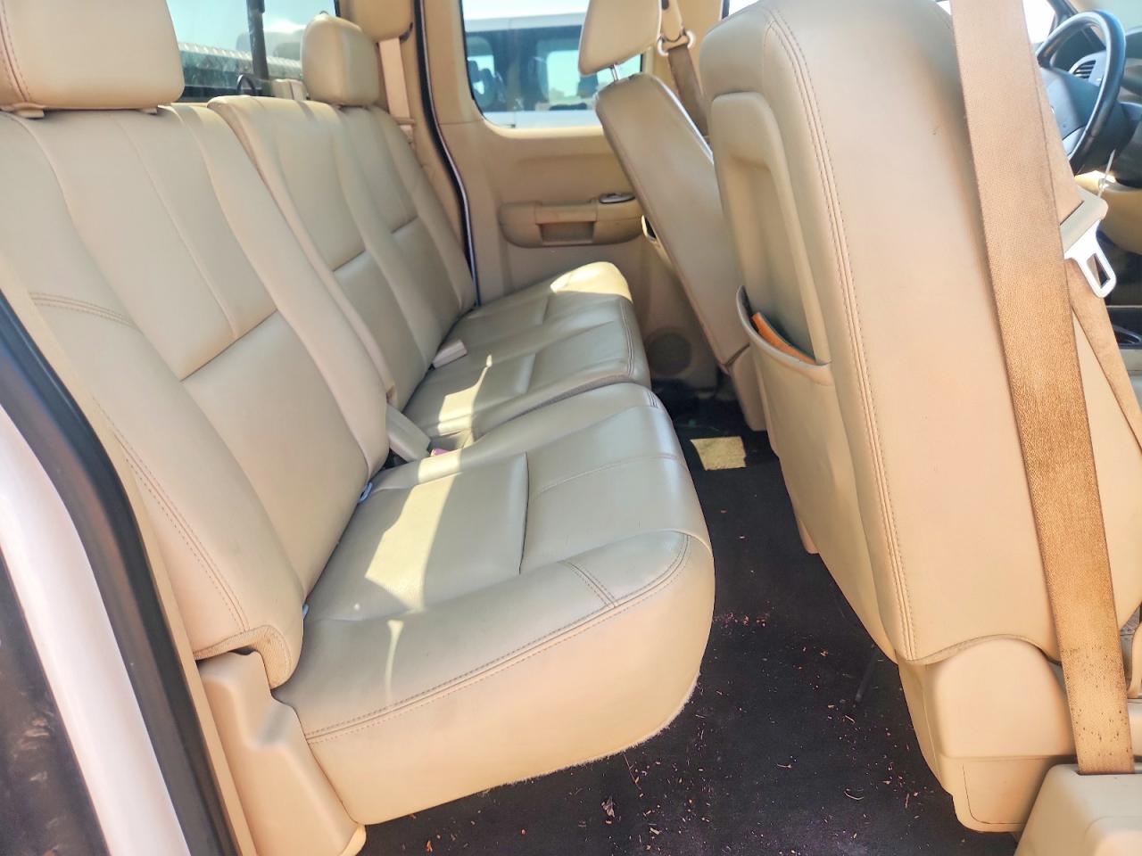 2007 Chevrolet Silverado K1500 White vin: 1GCEK19027Z613803