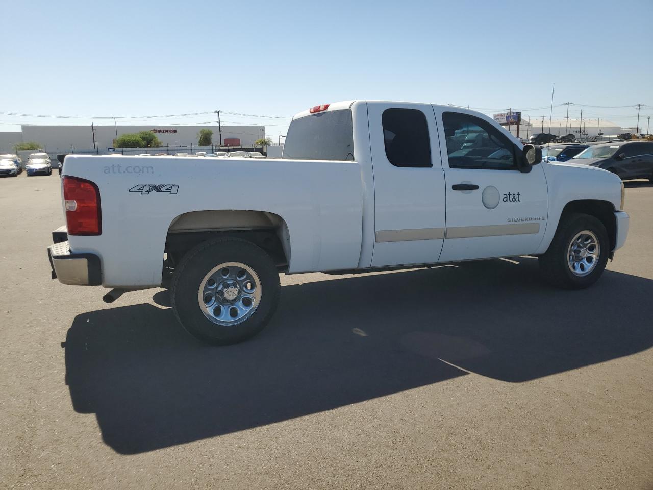2007 Chevrolet Silverado K1500 White vin: 1GCEK19077Z583584 Damage: Right Bed Side, Heavy Scratch, 5 To 6 Inches