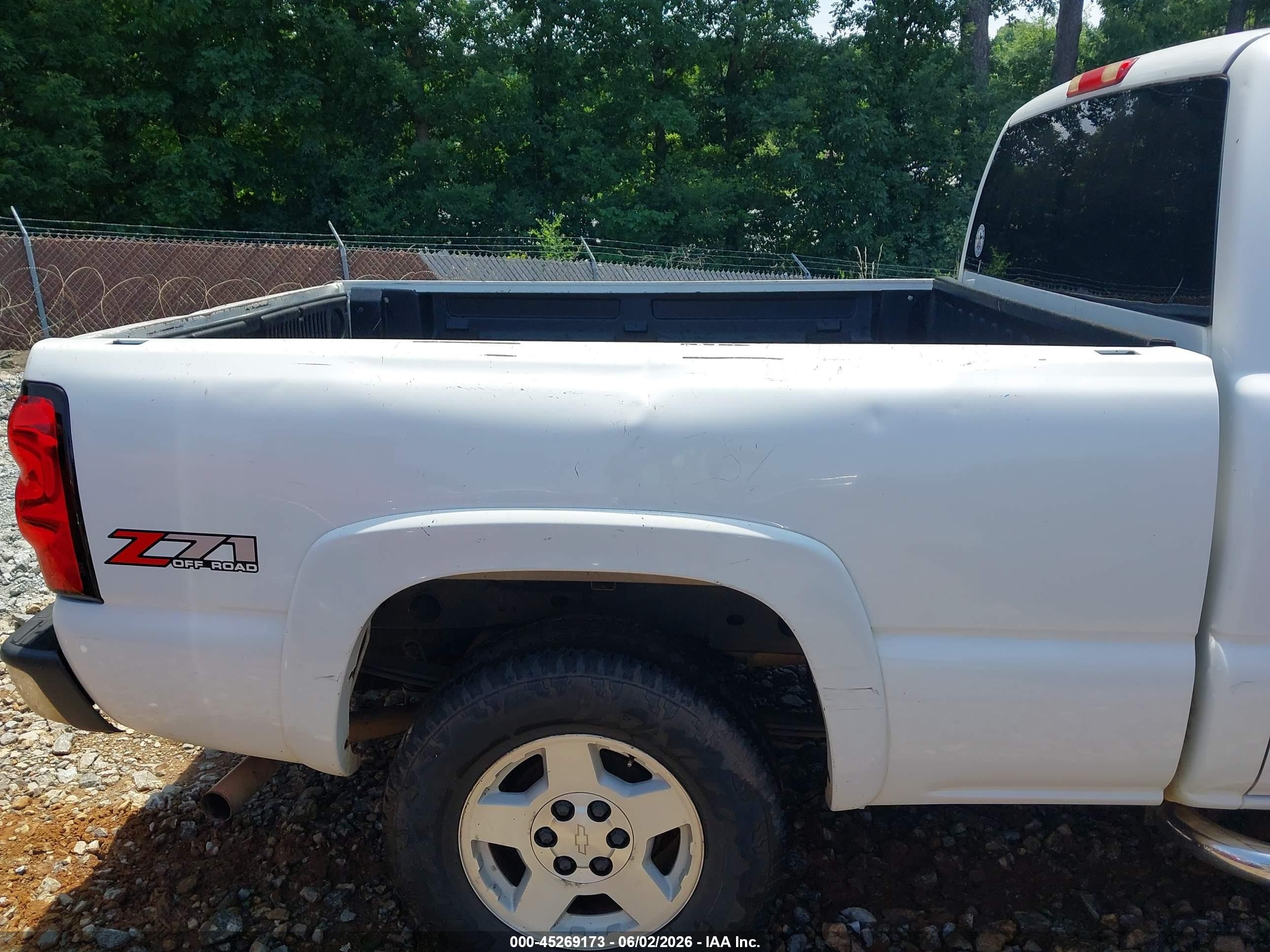 2005 Chevrolet Silverado 1500 Z71 White vin: 1GCEK19B05E147603
