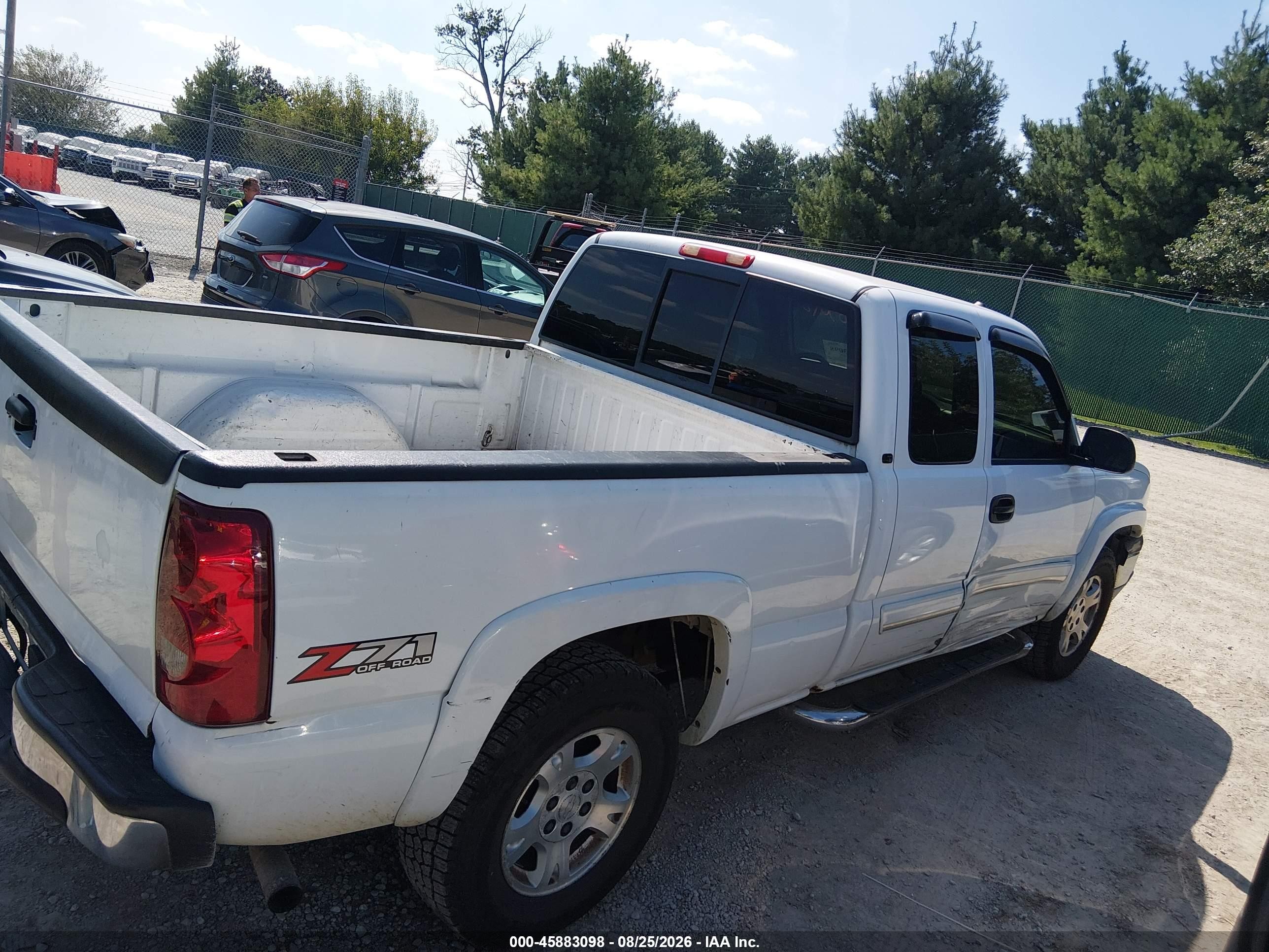 2005 Chevrolet Silverado 1500 Z71 White vin: 1GCEK19B25E148607