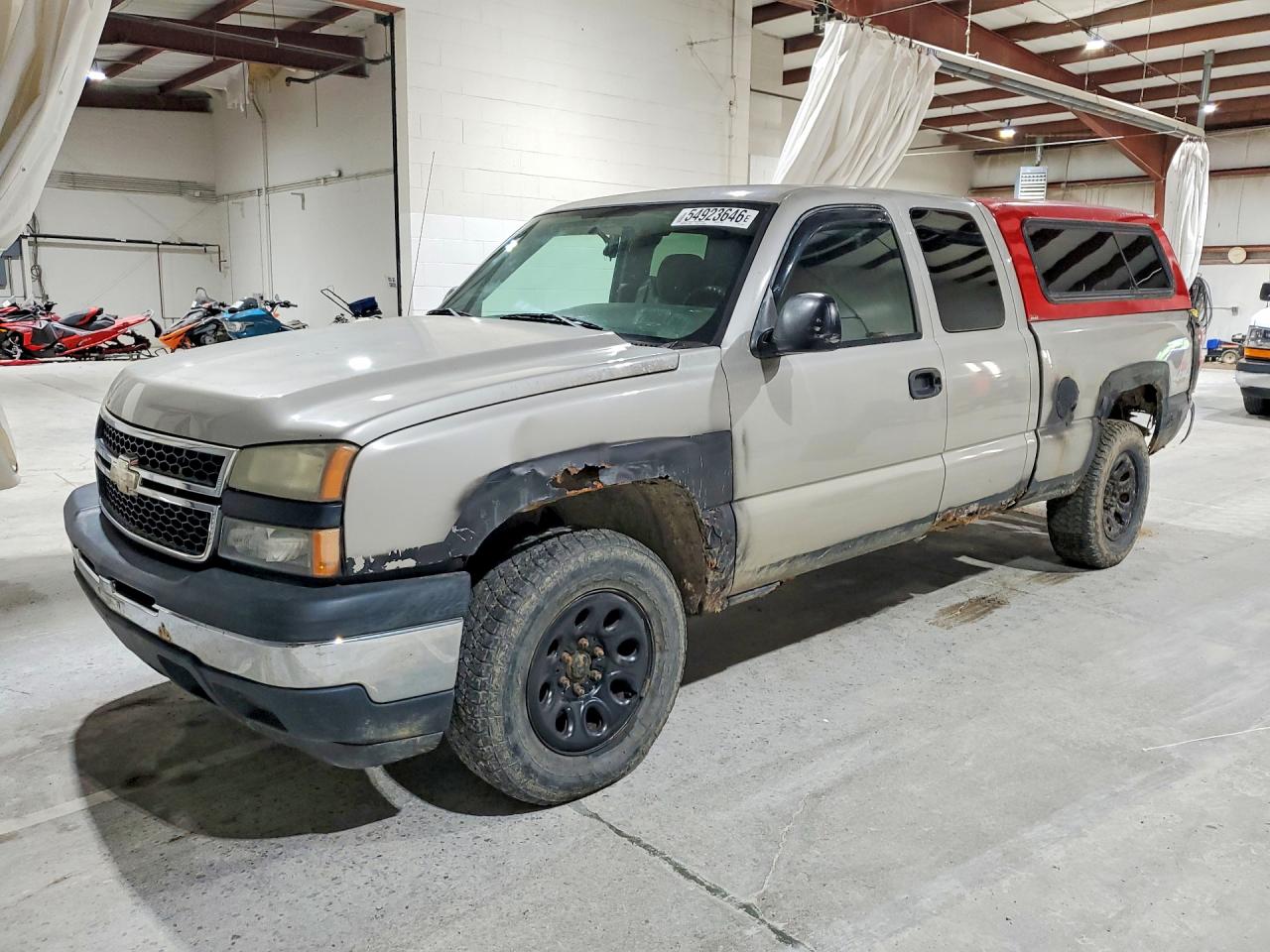 2006 Chevrolet Silverado K1500 Серебряный vin: 1GCEK19B36E276534
