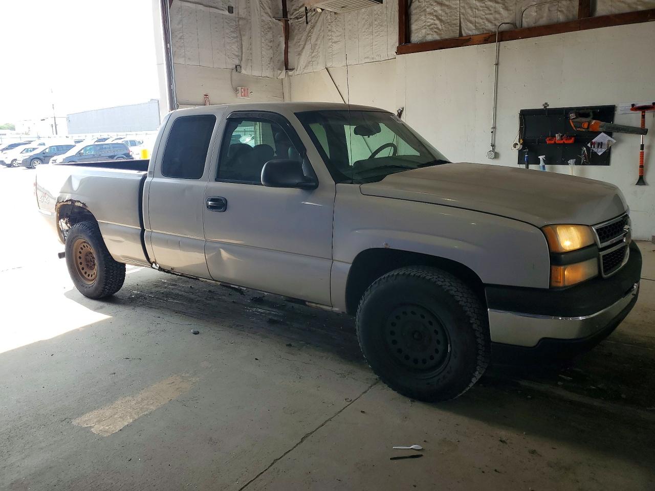 2007 Chevrolet Silverado K1500 Classic Серый vin: 1GCEK19B57Z103916