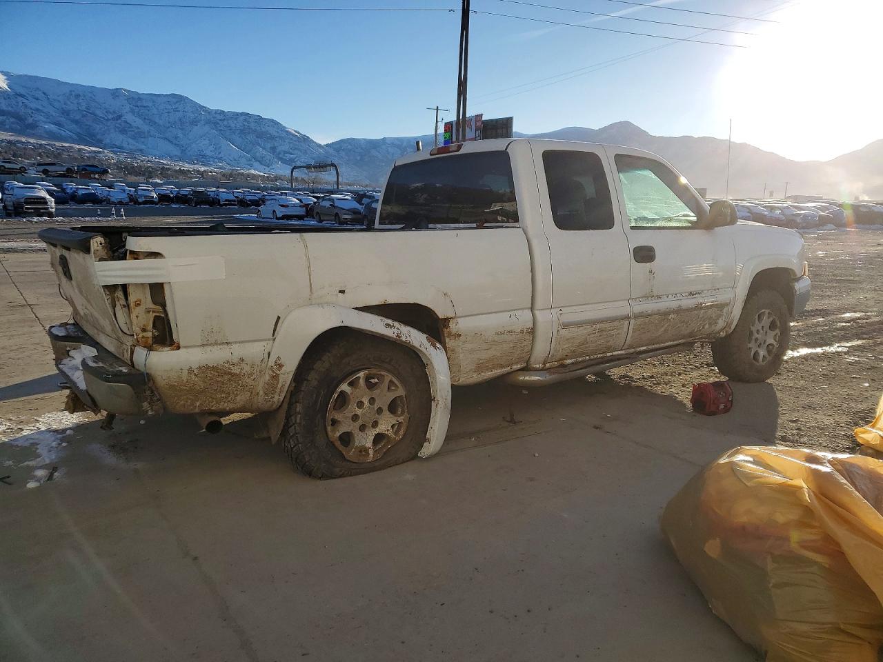 2007 Chevrolet Silverado K1500 Classic White vin: 1GCEK19B57Z128525