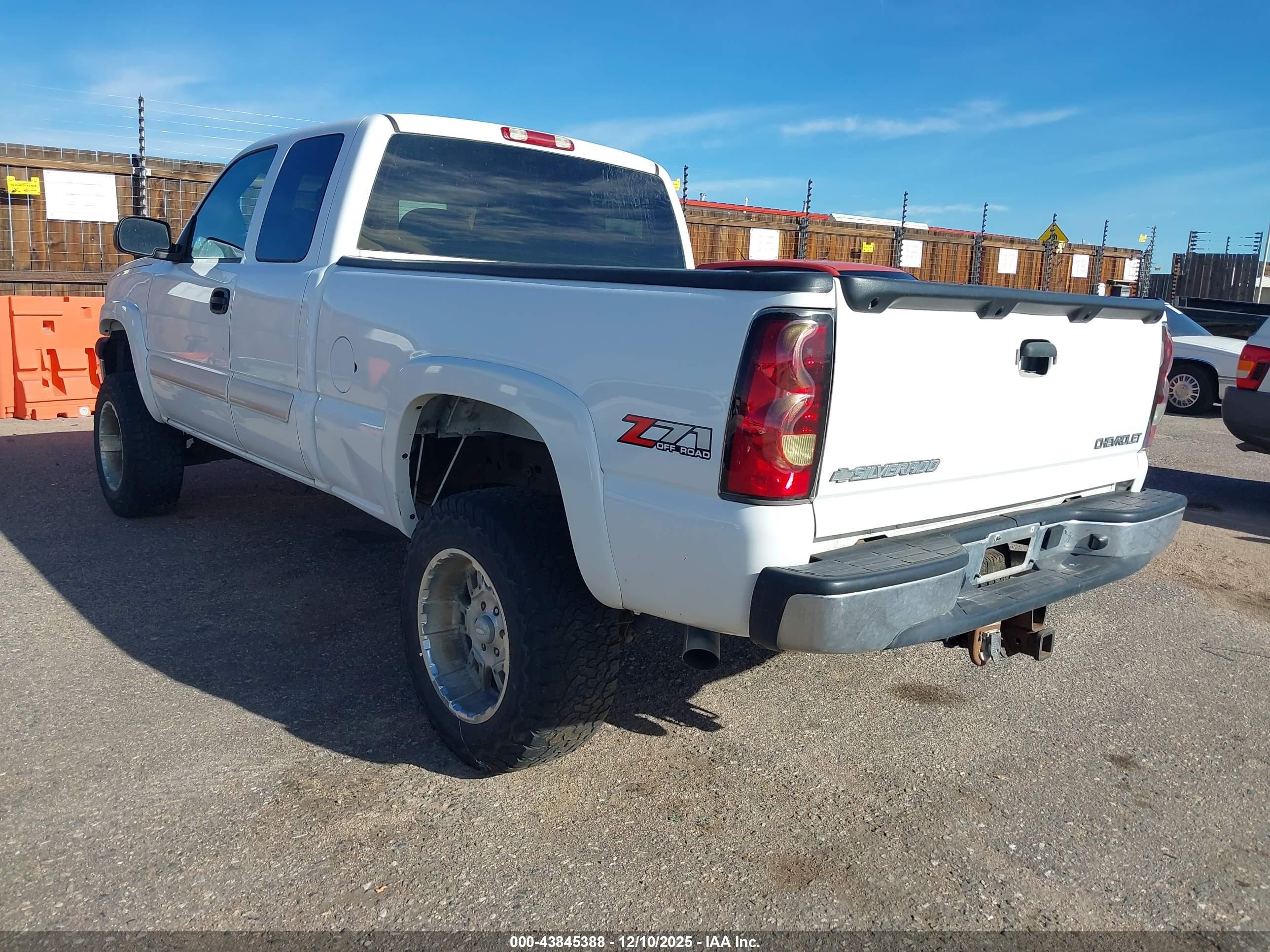 2005 Chevrolet Silverado 1500 Z71 Белый vin: 1GCEK19B65E121703