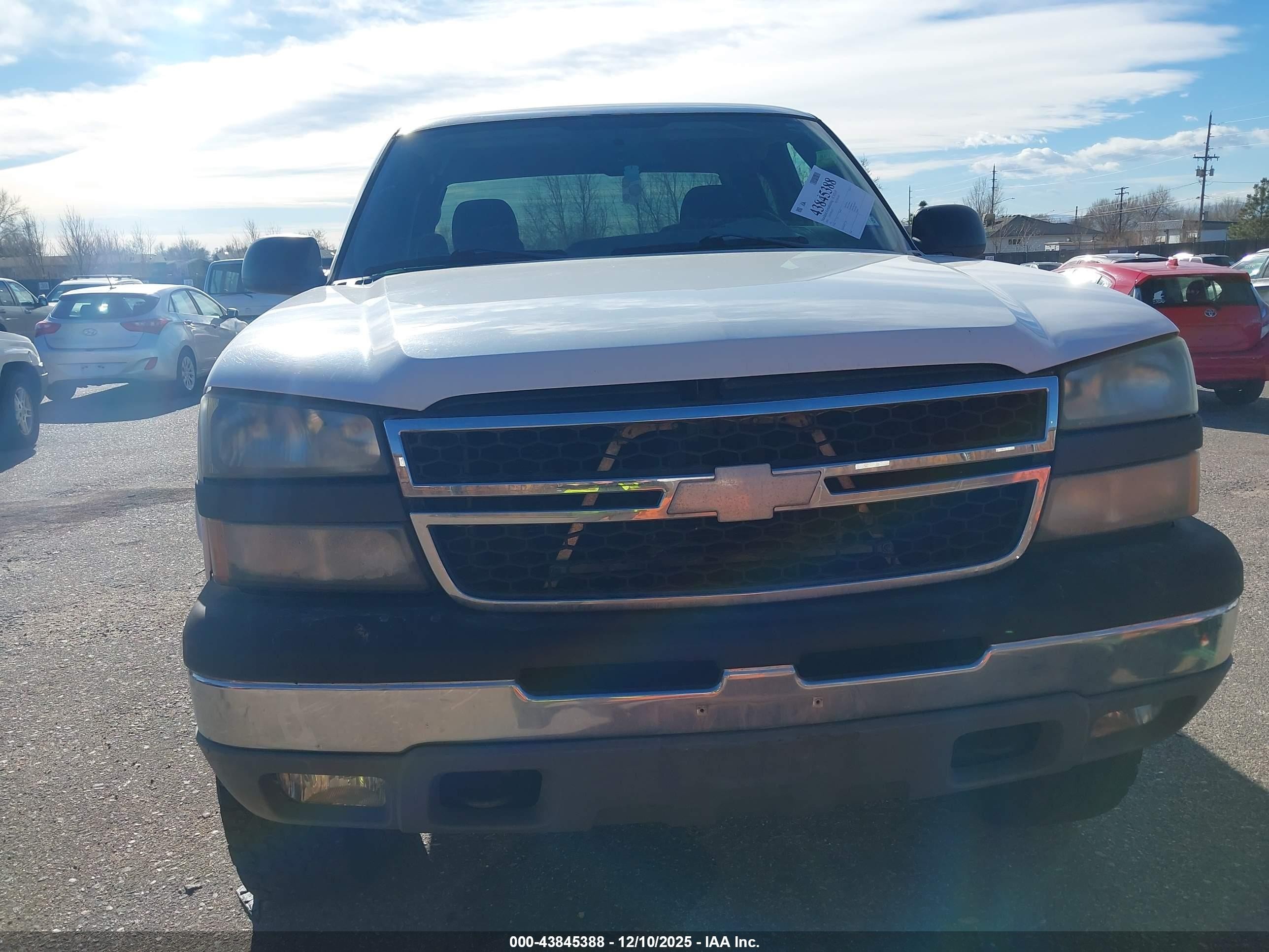 2005 Chevrolet Silverado 1500 Z71 Белый vin: 1GCEK19B65E121703