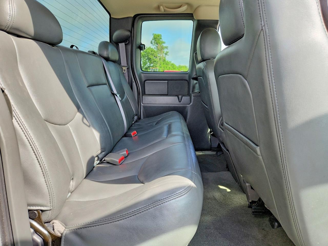 2006 Chevrolet Silverado K1500 White vin: 1GCEK19B96E255879