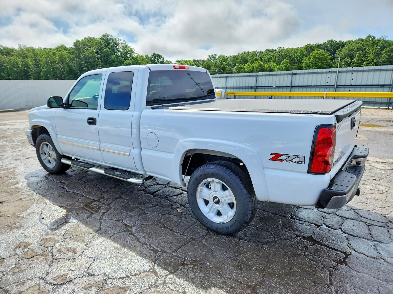 2006 Chevrolet Silverado K1500 White vin: 1GCEK19B96E255879