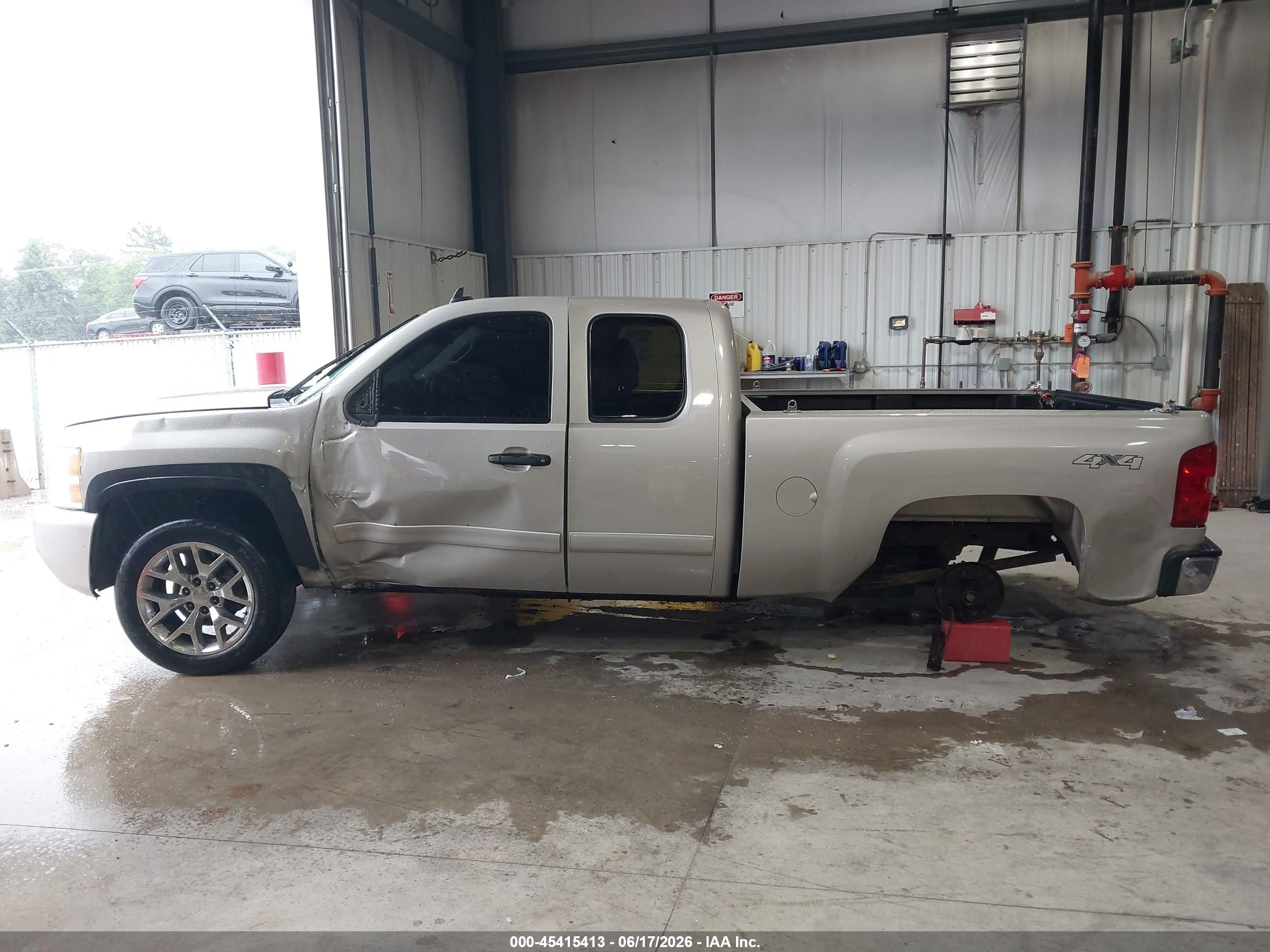 2007 Chevrolet Silverado 1500 Work Truck Серебряный vin: 1GCEK19C47Z543621