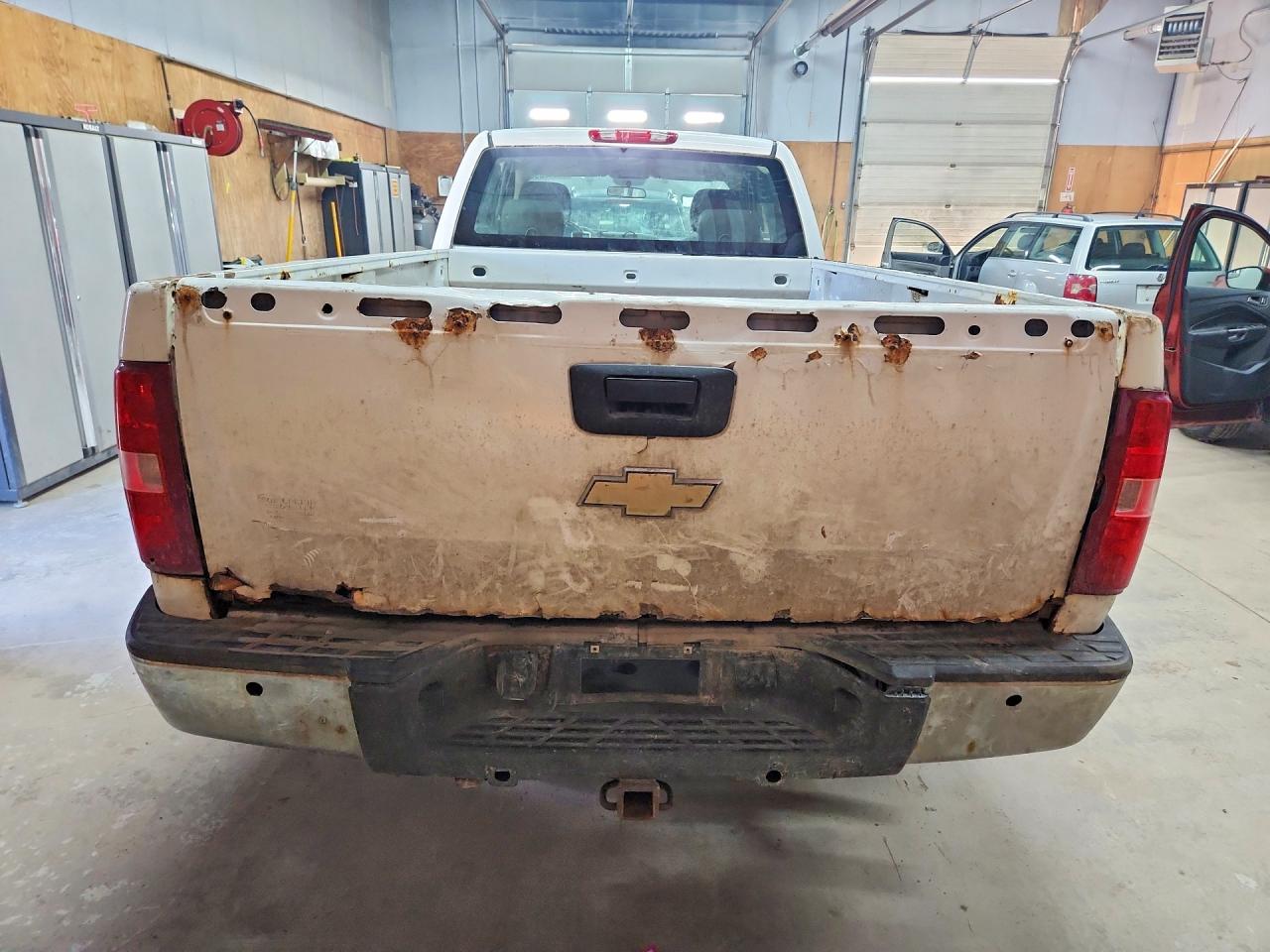 2009 Chevrolet Silverado K1500 White vin: 1GCEK19J19E103753