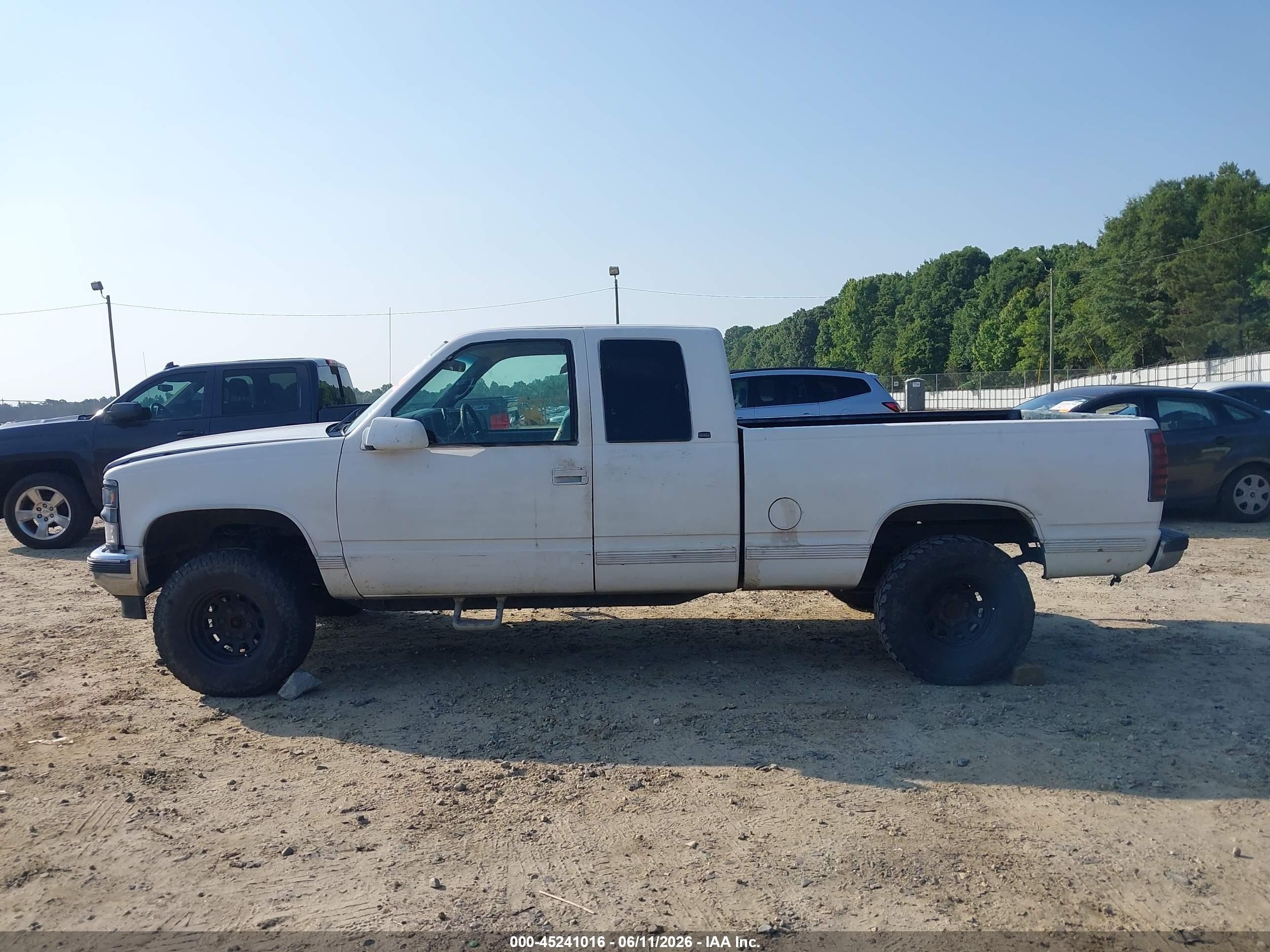1998 Chevrolet K1500 Fleetside White vin: 1GCEK19M4WE135568