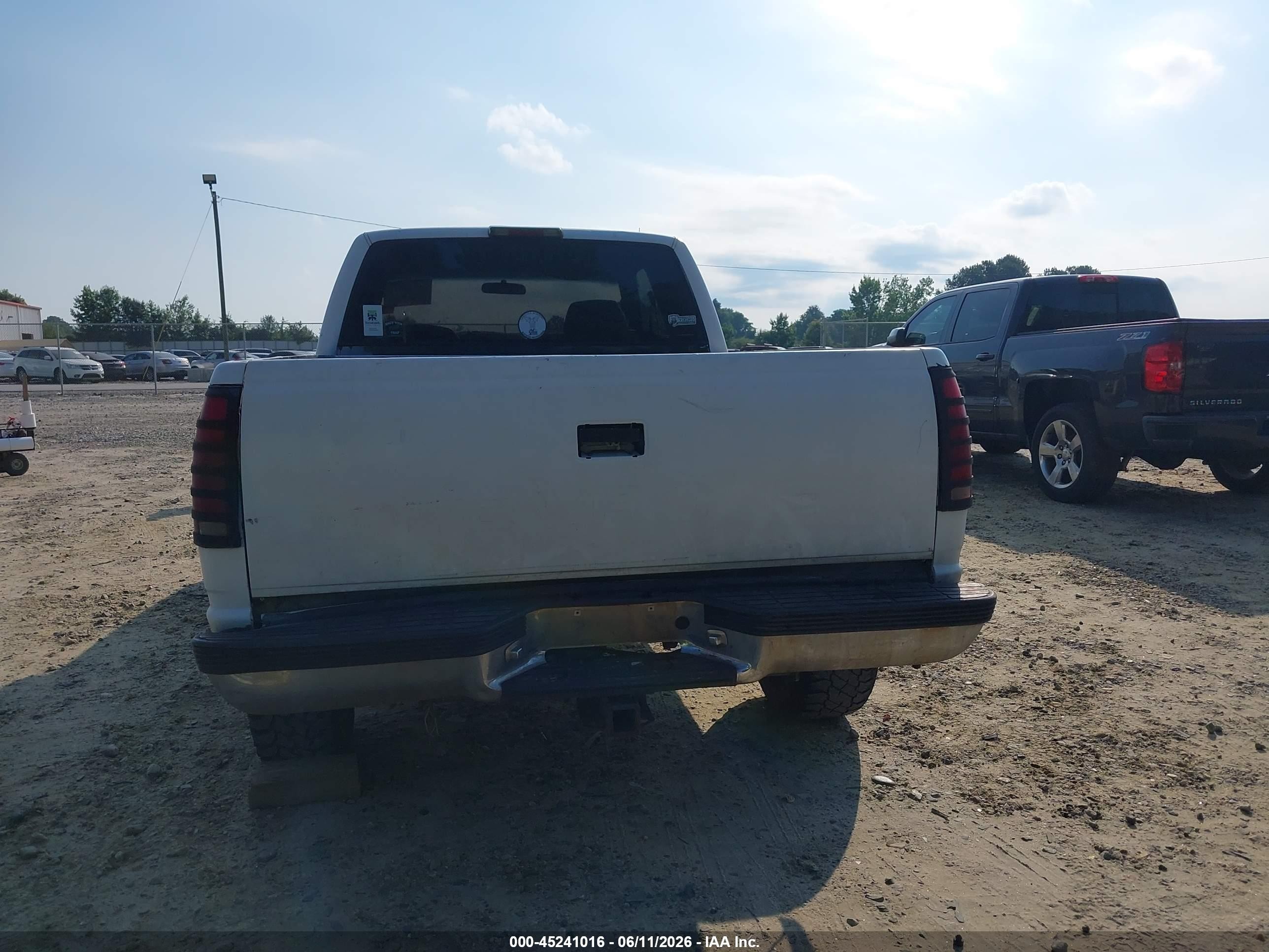 1998 Chevrolet K1500 Fleetside White vin: 1GCEK19M4WE135568