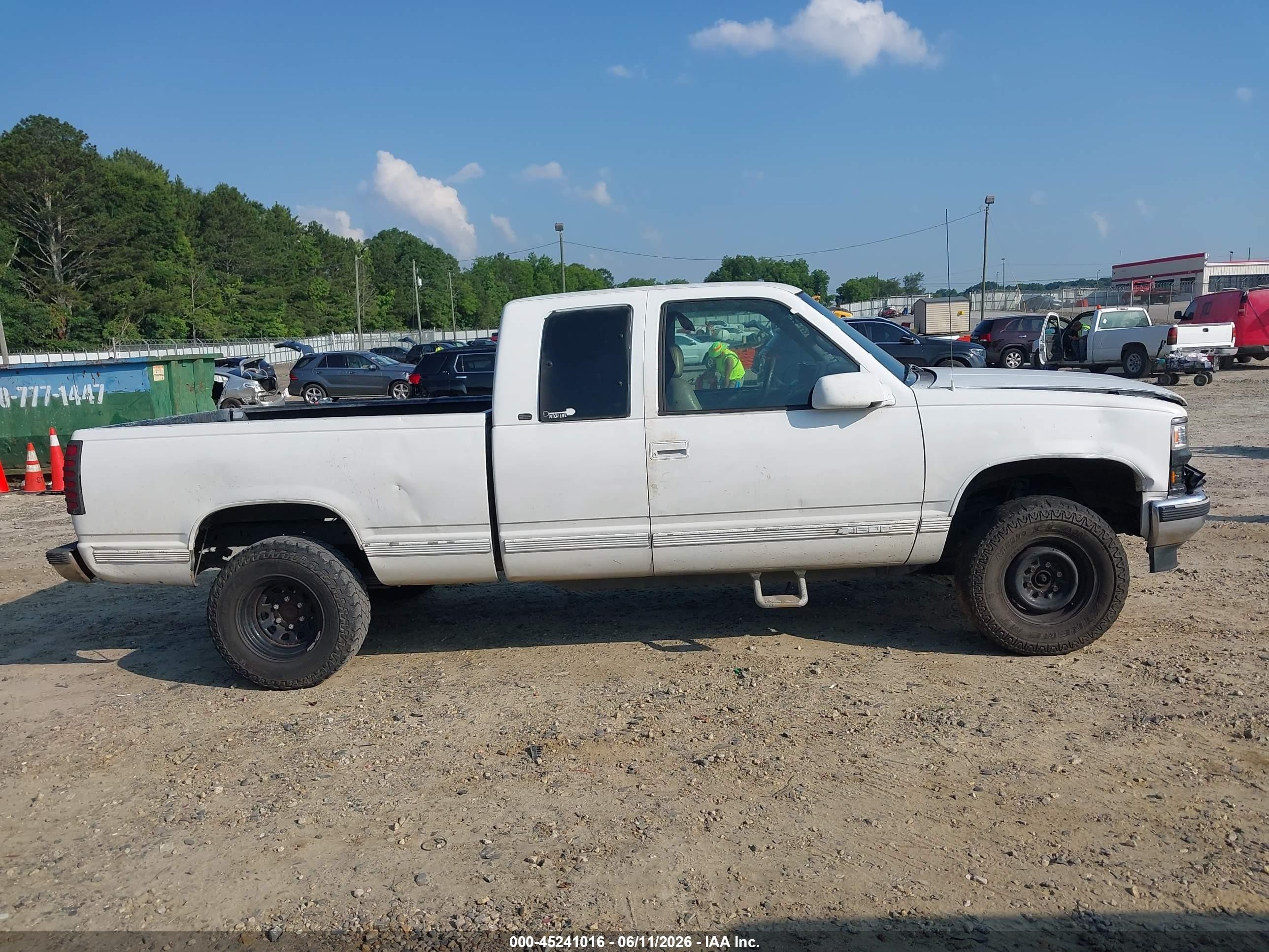 1998 Chevrolet K1500 Fleetside White vin: 1GCEK19M4WE135568
