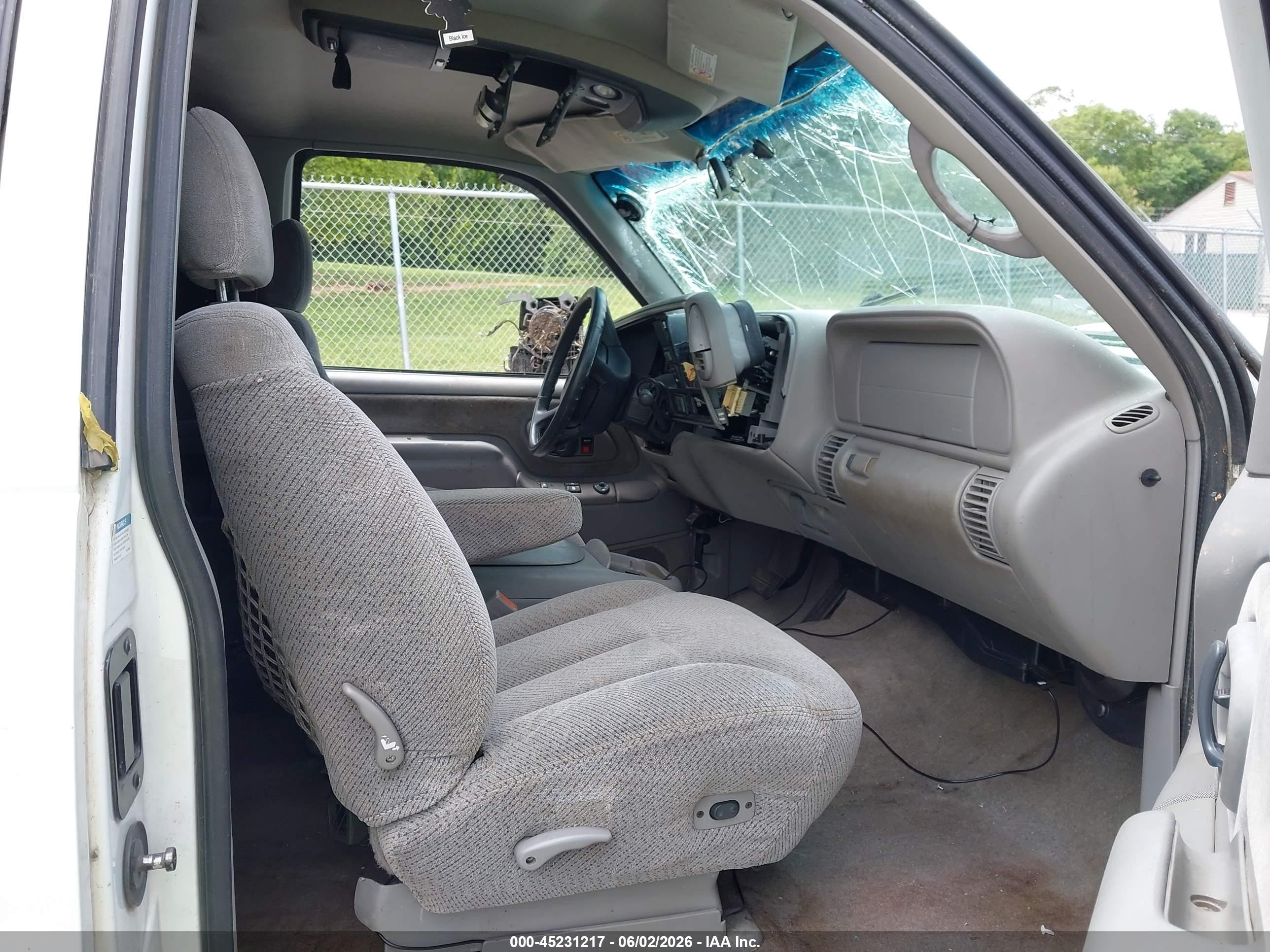 1998 Chevrolet K1500 Fleetside White vin: 1GCEK19R0WR117458