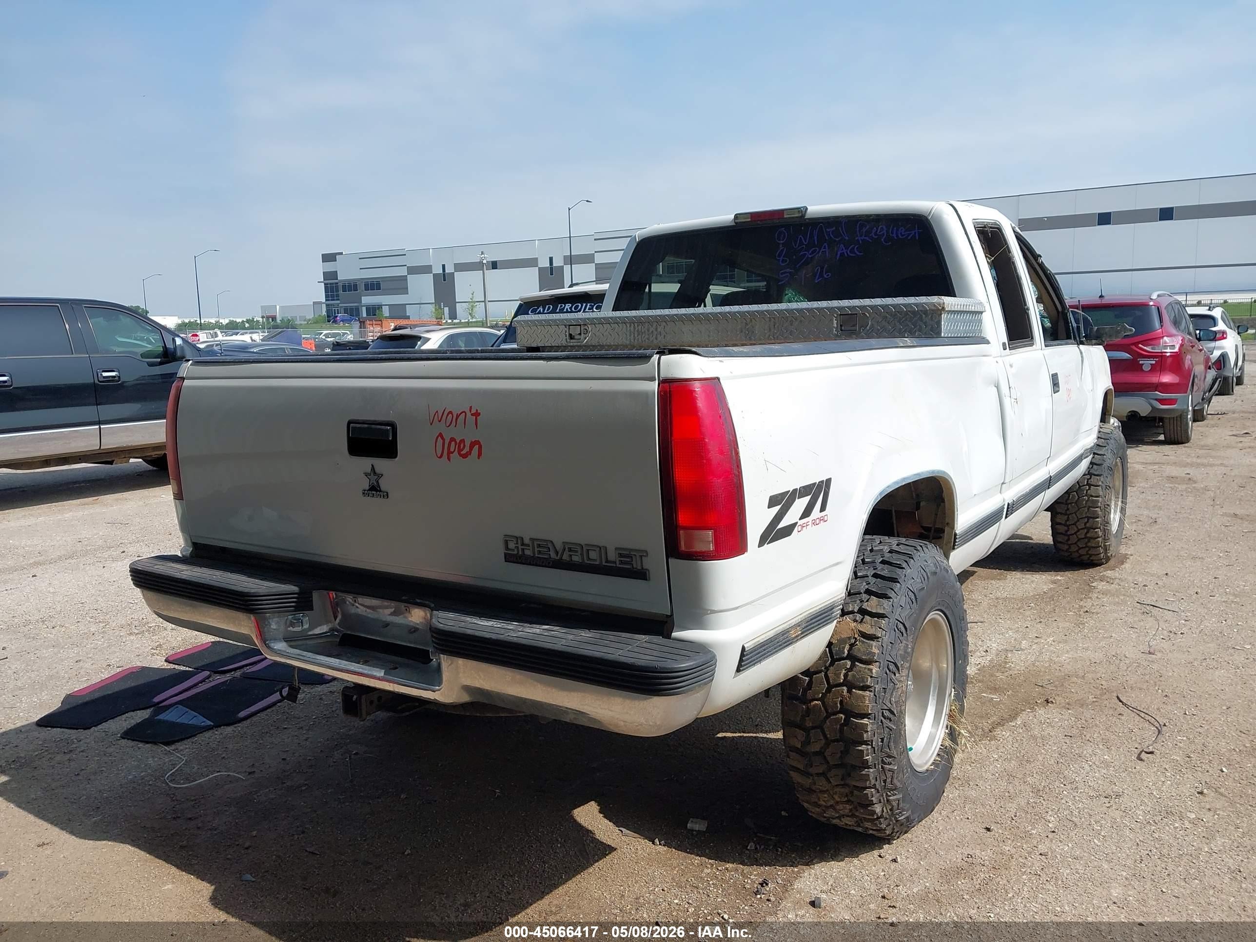 1998 Chevrolet K1500 Fleetside White vin: 1GCEK19R5WR129525
