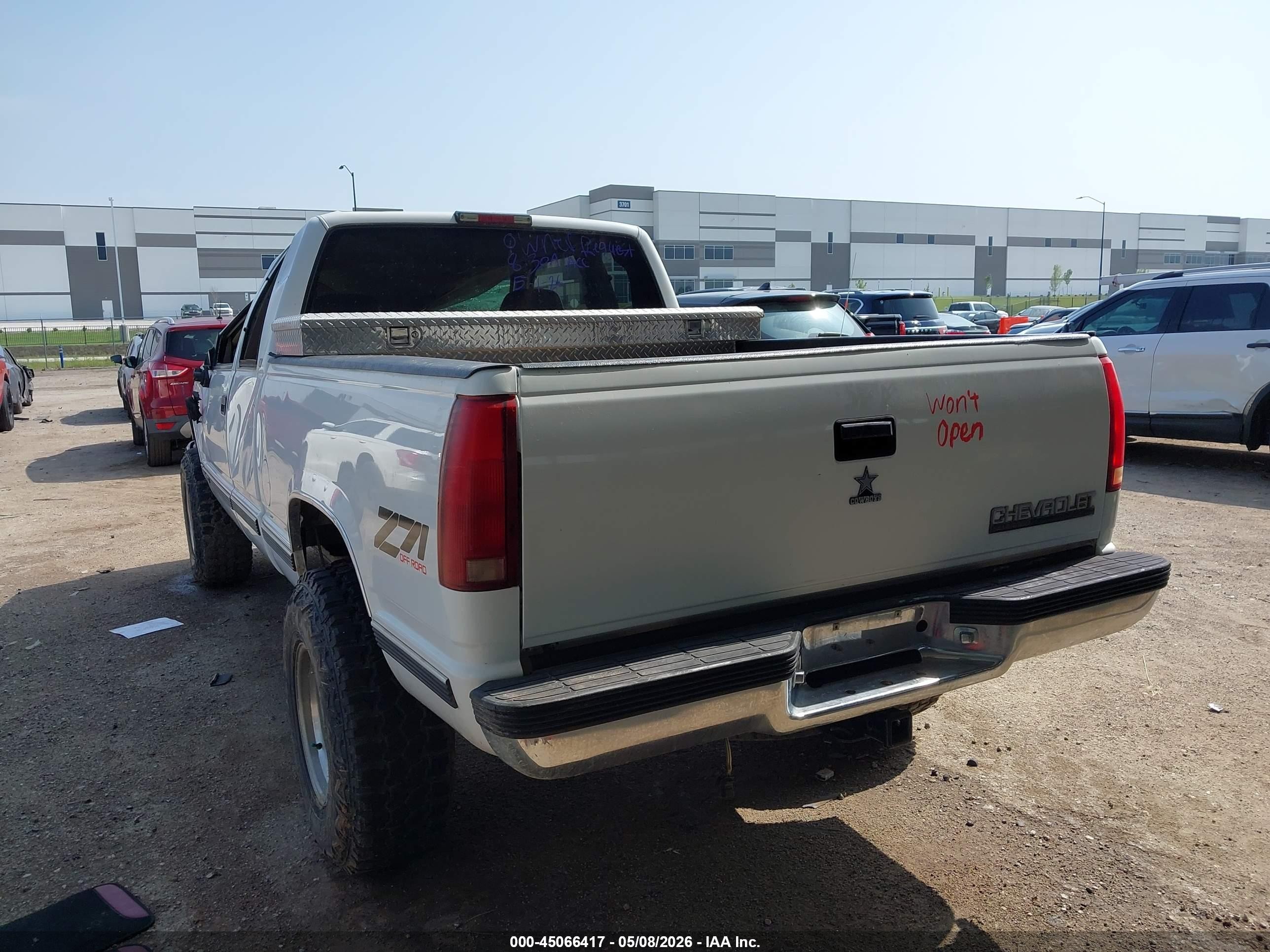 1998 Chevrolet K1500 Fleetside White vin: 1GCEK19R5WR129525