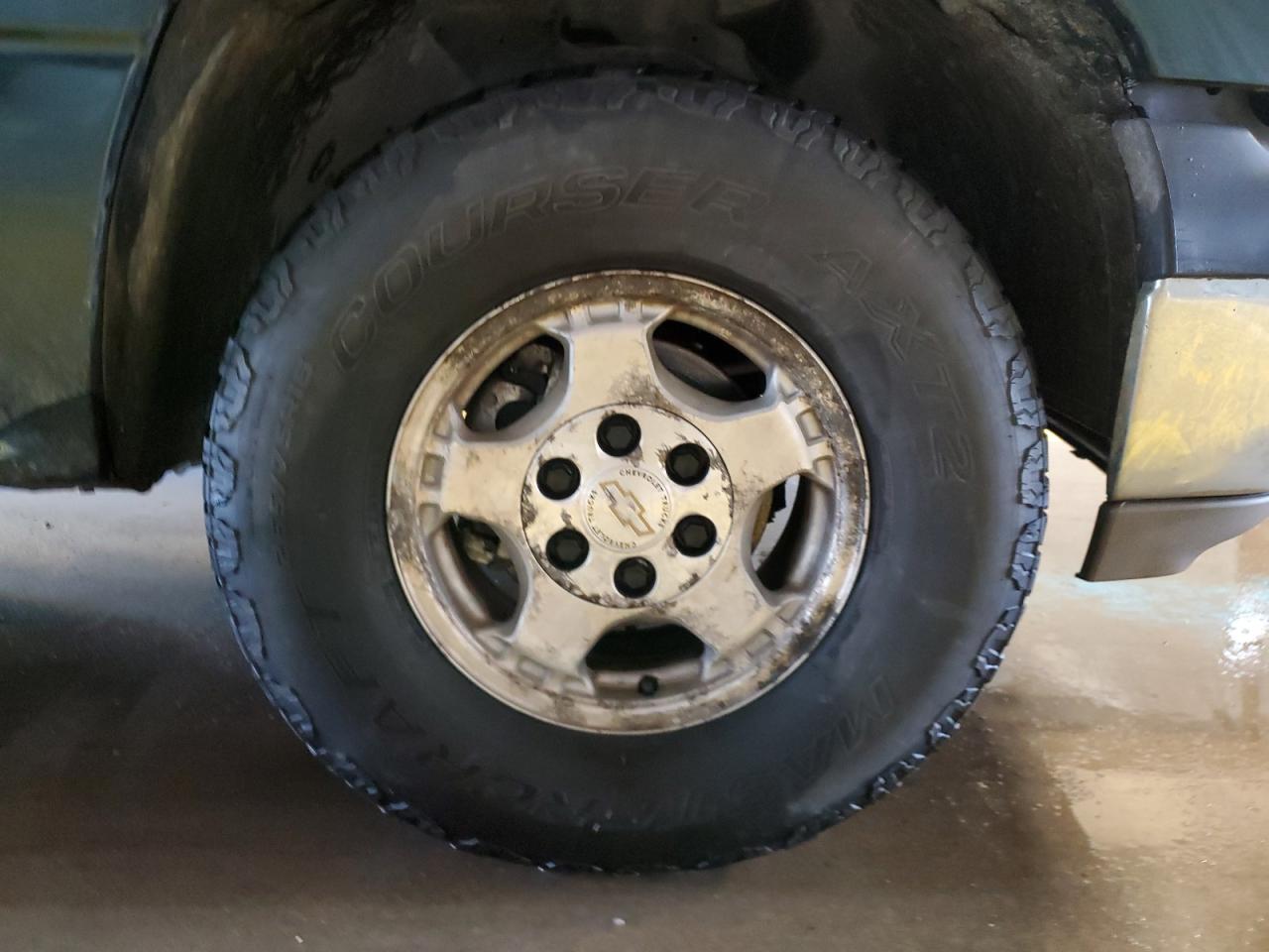 2001 Chevrolet Silverado K1500 Green vin: 1GCEK19T21E235166 Damage: Right Front Wheel, Corrosion, > 12 Inches