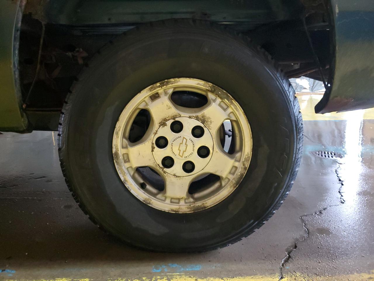 2001 Chevrolet Silverado K1500 Green vin: 1GCEK19T21E235166 Damage: Left Rear Wheel, Corrosion, > 12 Inches