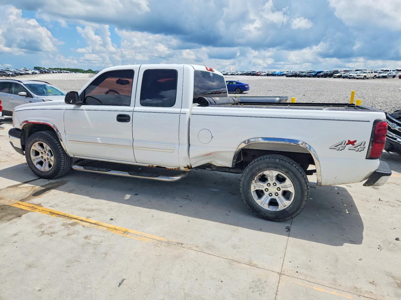 2003 Chevrolet Silverado K1500 White vin: 1GCEK19T23E120957