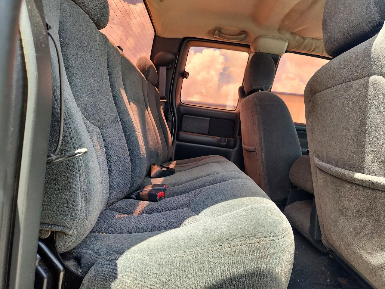 2003 Chevrolet Silverado K1500 White vin: 1GCEK19T23E120957
