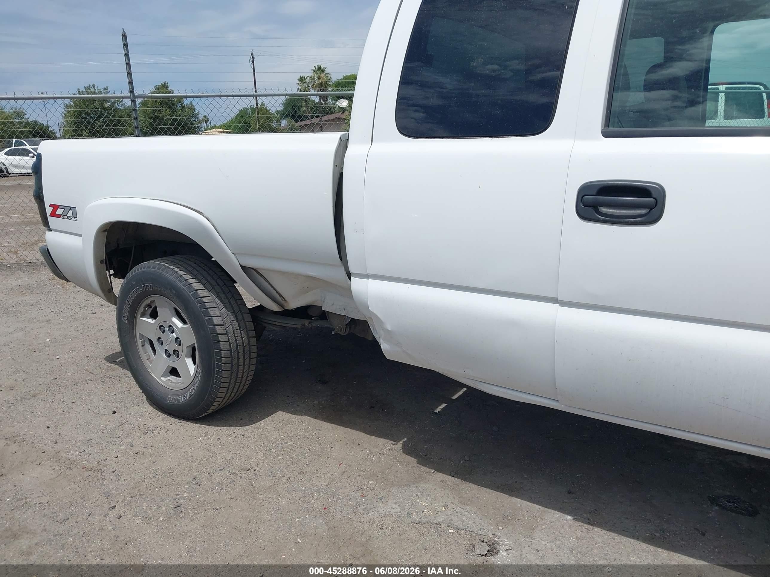 2005 Chevrolet Silverado 1500 Ls White vin: 1GCEK19T25E190185