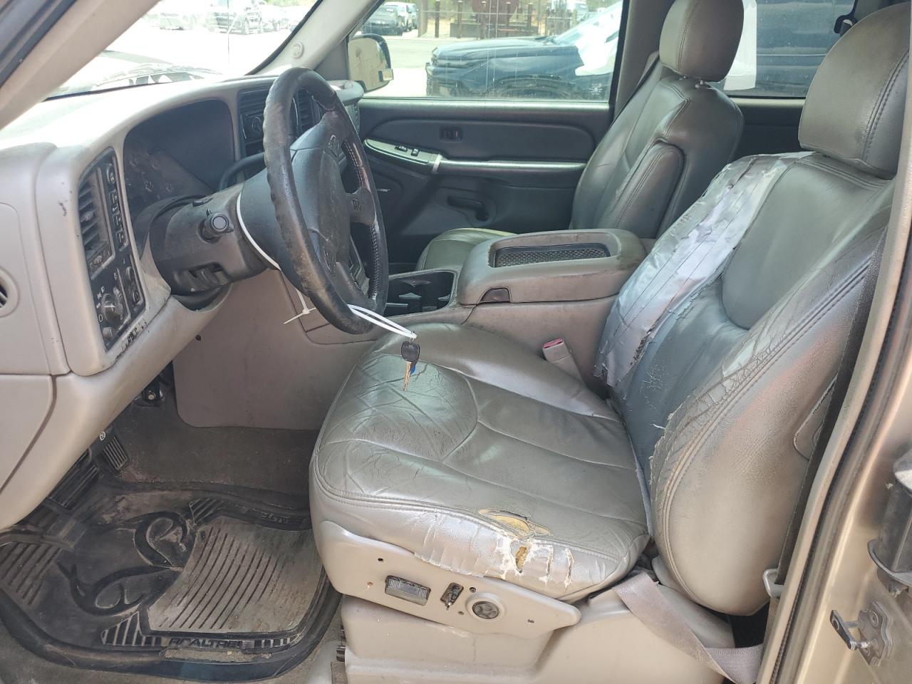 2003 Chevrolet Silverado K1500 Tan vin: 1GCEK19T63E234315 Damage: Left Front Seat, Torn, > 12 Inches