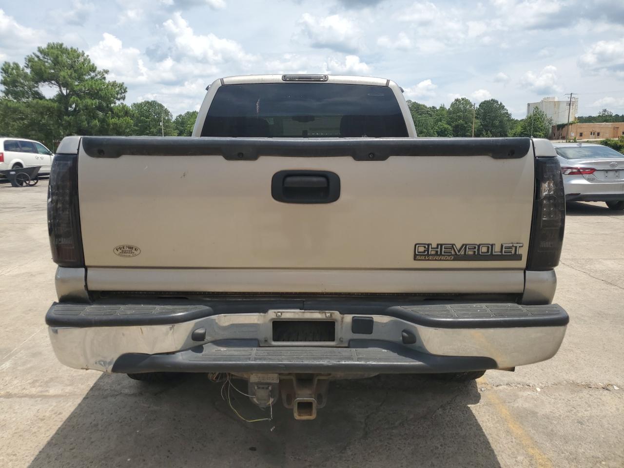 2003 Chevrolet Silverado K1500 Tan vin: 1GCEK19T63E234315 Damage: Rear Metal Bumper Chrome, Dent(S) W/No Paint Dmg, 1/2 To 1 Inch