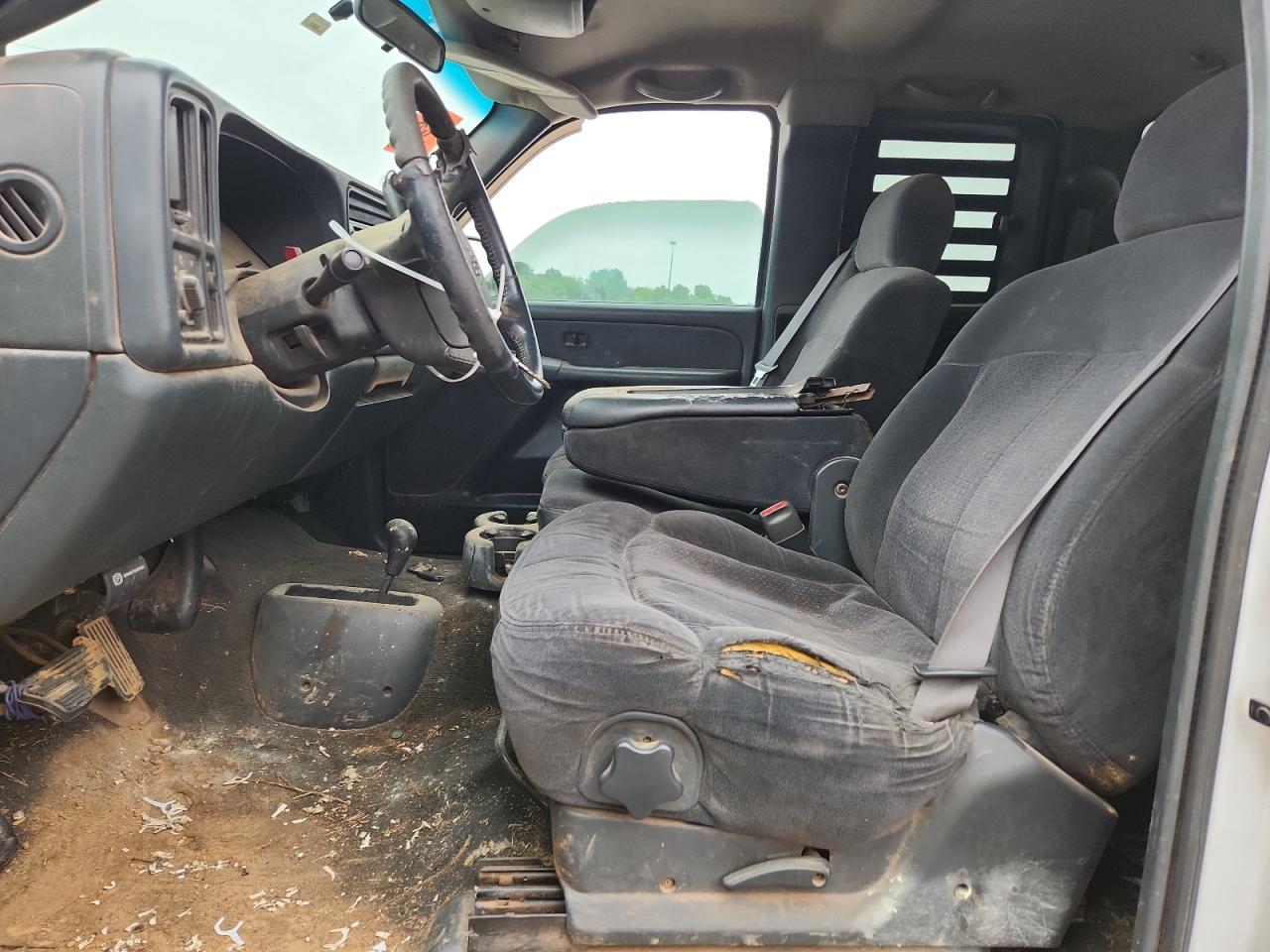 2001 Chevrolet Silverado K1500 Белый vin: 1GCEK19T91Z232175 Damage: Left Front Seat Cushion, Torn, 9 To 10 Inches