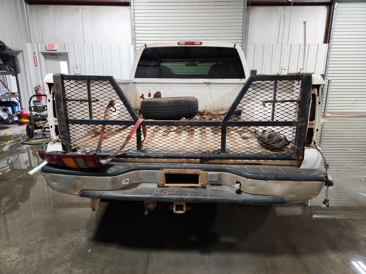 2001 Chevrolet Silverado K1500 Белый vin: 1GCEK19T91Z232175 Damage: Tailgate, Aftermarket, Replacement Required