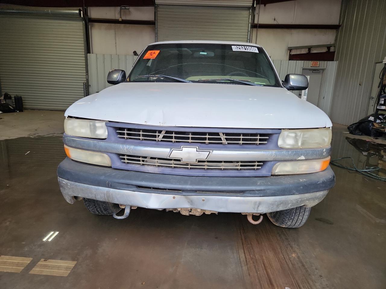 2001 Chevrolet Silverado K1500 Белый vin: 1GCEK19T91Z232175 Damage: Grille, Peeling, > 12 Inches