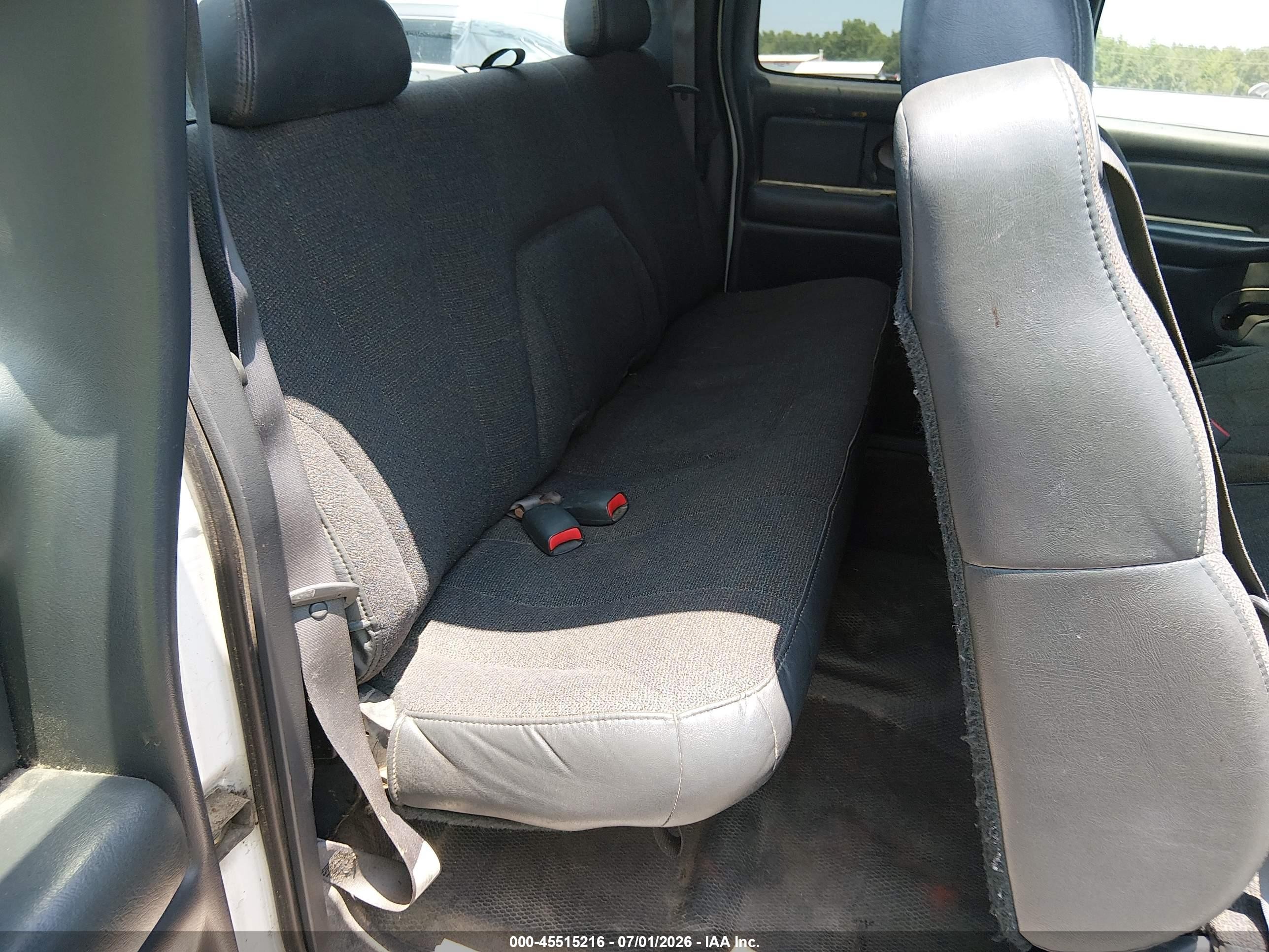 2001 Chevrolet Silverado 1500   White vin: 1GCEK19V21E103879
