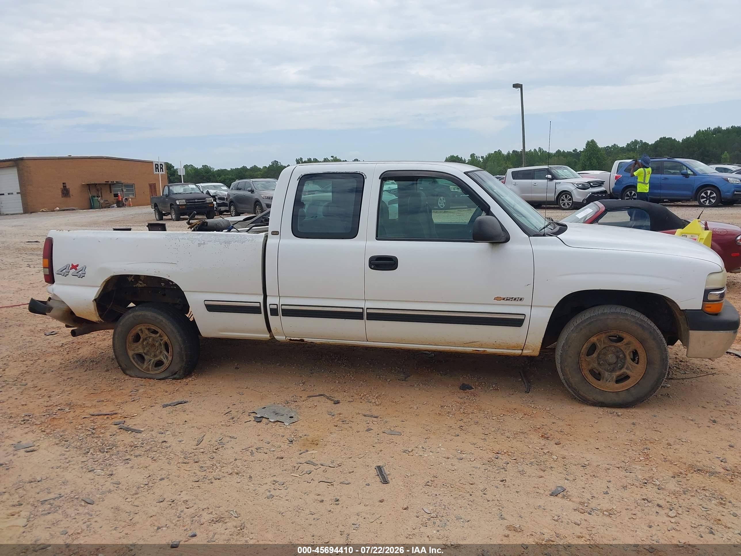 2001 Chevrolet Silverado 1500   White vin: 1GCEK19V81E105975