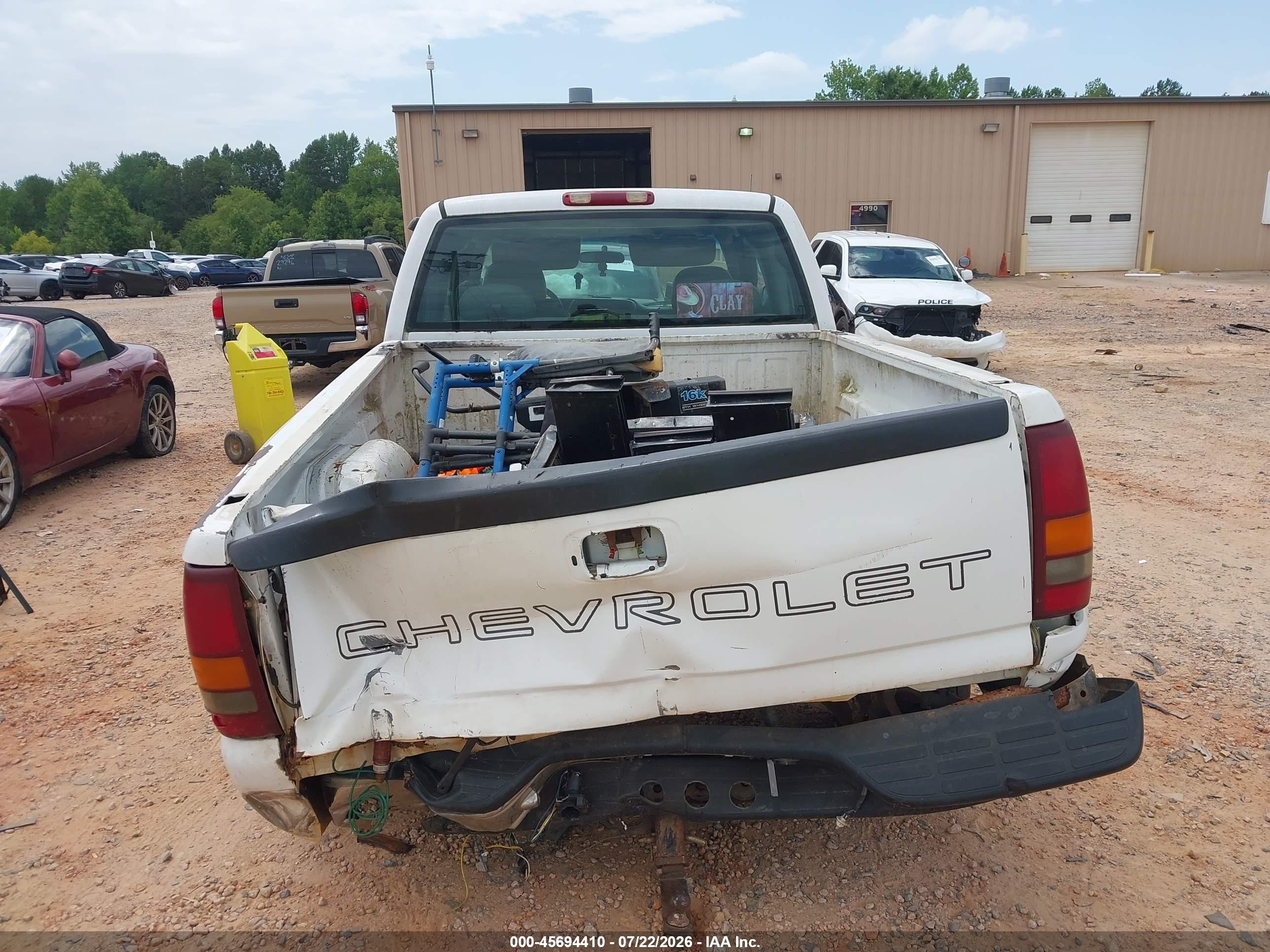 2001 Chevrolet Silverado 1500   White vin: 1GCEK19V81E105975