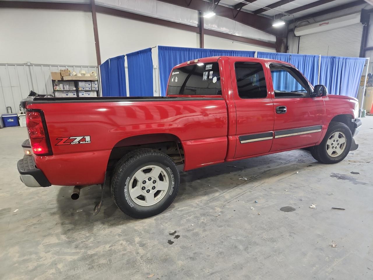 2005 Chevrolet Silverado K1500 Красный vin: 1GCEK19Z55Z124792 Damage: Right Bed Side, Dent(S) W/No Paint Dmg, 1/2 To 1 Inch