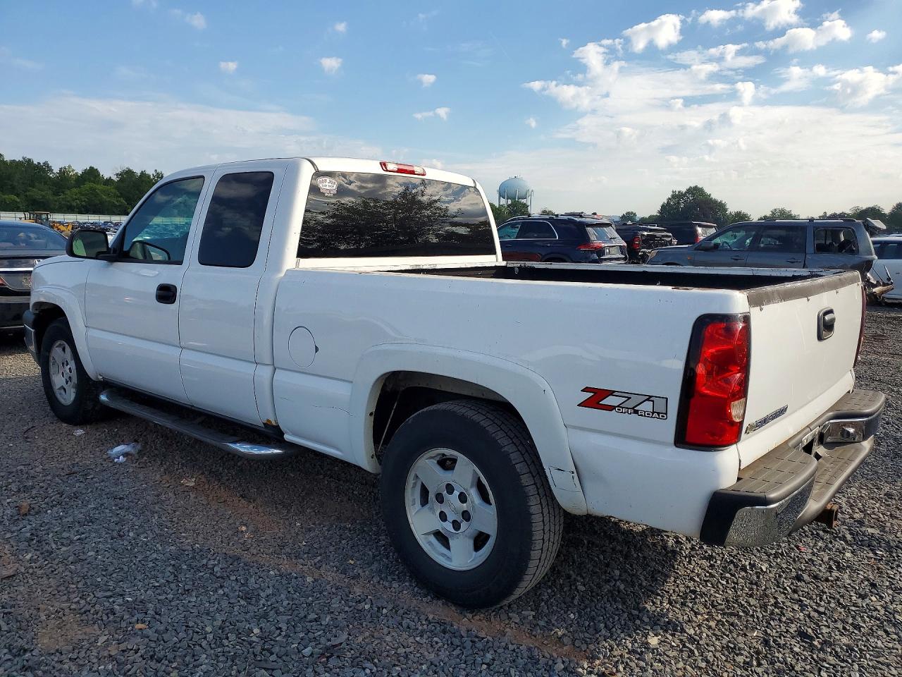 2005 Chevrolet Silverado K1500 White vin: 1GCEK19Z75Z153324