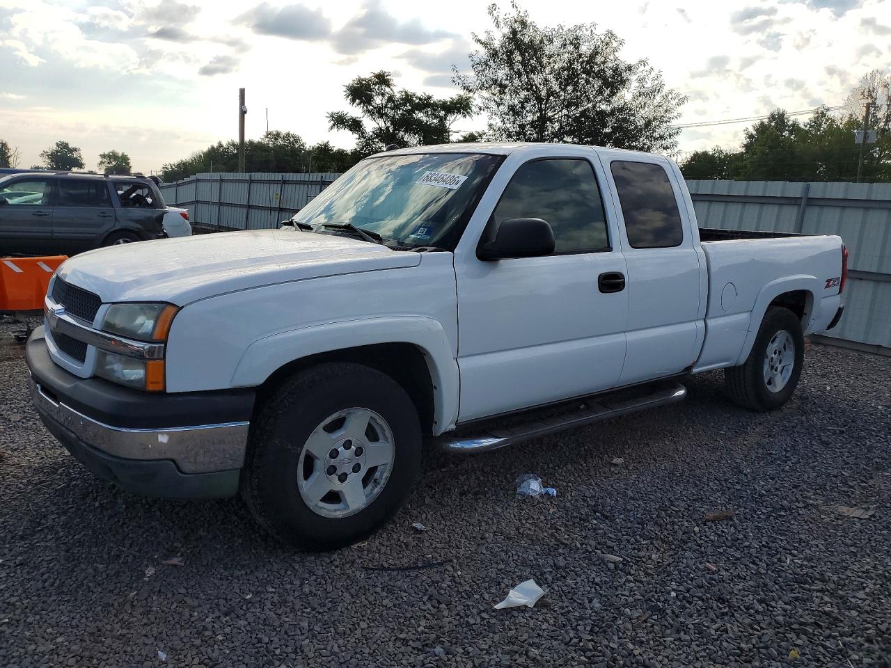 2005 Chevrolet Silverado K1500 White vin: 1GCEK19Z75Z153324
