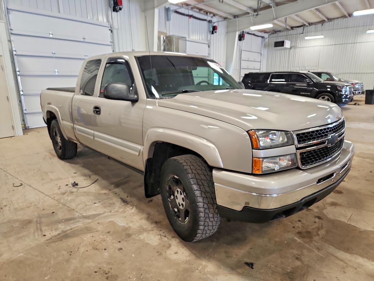 2006 Chevrolet Silverado K1500 Желто-коричневый vin: 1GCEK19Z86Z294694