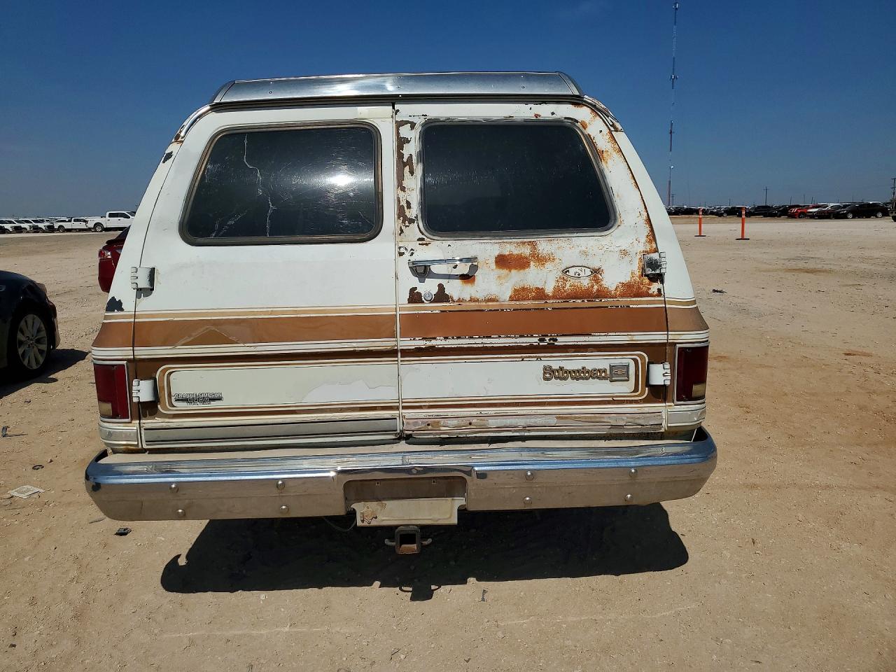 1988 Chevrolet Suburban Two Tone vin: 1GCER16K4JF116701