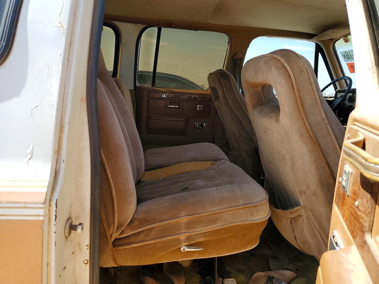1988 Chevrolet Suburban Two Tone vin: 1GCER16K4JF116701