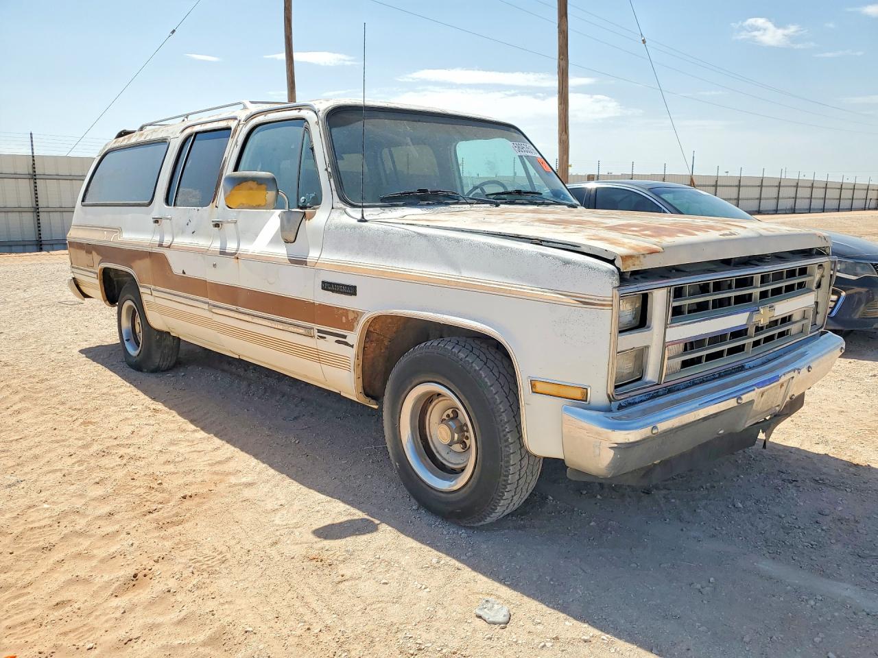 1988 Chevrolet Suburban Two Tone vin: 1GCER16K4JF116701