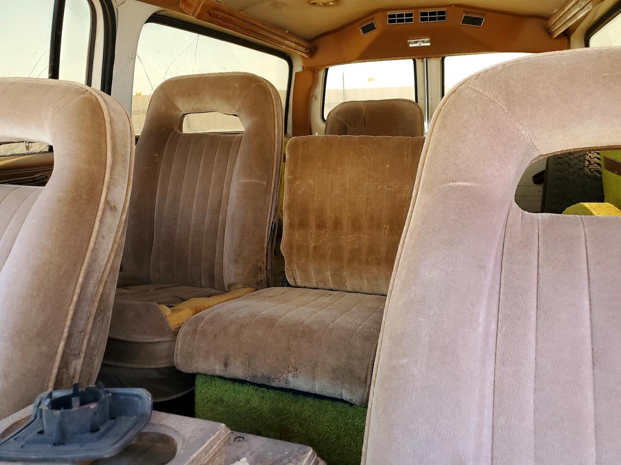 1988 Chevrolet Suburban Two Tone vin: 1GCER16K4JF116701