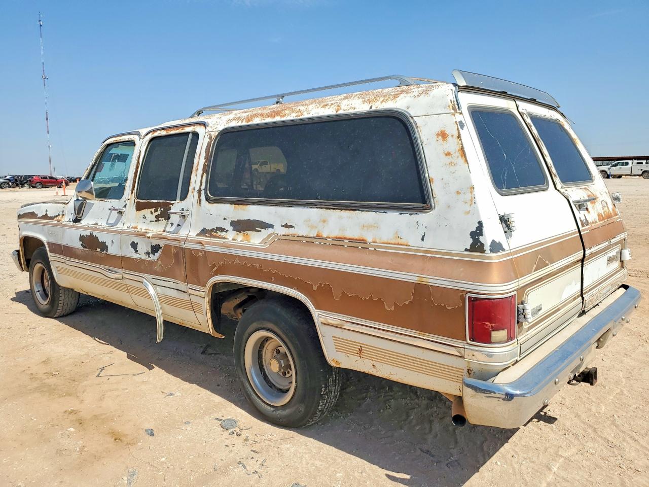 1988 Chevrolet Suburban Two Tone vin: 1GCER16K4JF116701