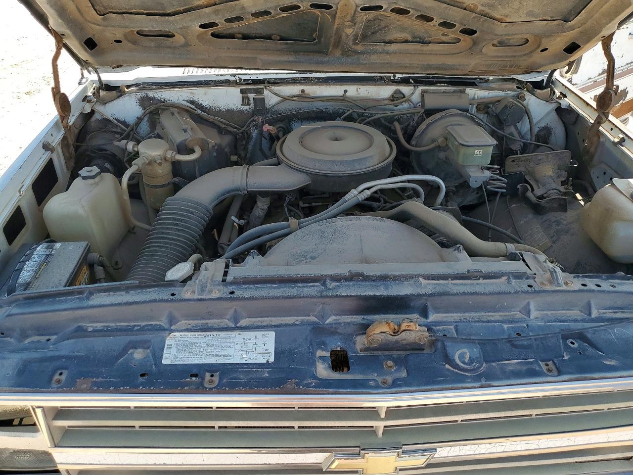 1988 Chevrolet Suburban Two Tone vin: 1GCER16K4JF116701